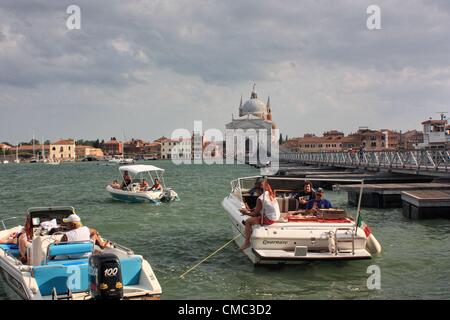 Menschen auf den Booten, warten auf das Feuerwerk der Festa del Redentore 2012, Venedig, Italien Stockfoto