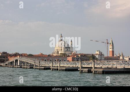 Die lange Ponton-Brücke über den Canale della Giudecca bei Festa del Redentore 2012 in Venedig, Italien Stockfoto