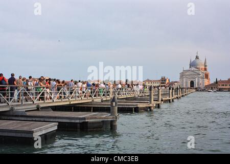 Menschen, die über die Ponton-Brücke über den Canale della Giudecca bei Festa del Redentore 2012, Venedig, Italien Stockfoto