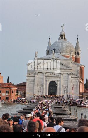 Menschen, die über die Ponton-Brücke über den Canale della Giudecca bei Festa del Redentore 2012, Venedig, Italien Stockfoto