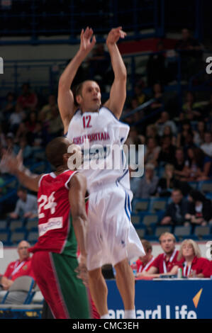 Sheffield, UK, 14. Juli 2012 Nate Reinking von Großbritannien springen und schießen die Basketball während Fabio Lima von Portugal für einen Men's Olympic 2012 Warm up Match am Motorpoint Arena, Sheffield verteidigt. Credit: Colin Edwards/Alamy leben Nachrichten Stockfoto