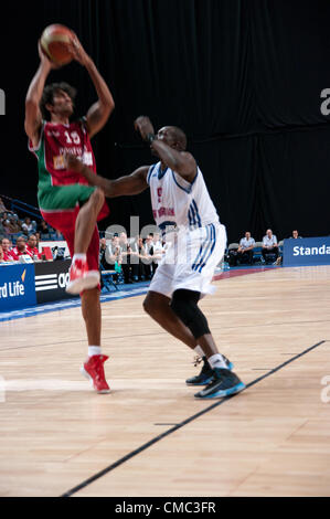 Sheffield, UK, 14. Juli 2012 Joao Santos von Portugal springen Basketball zu schießen, während Luol Deng von Großbritannien während des Männer Olympische 2012 Warm up Match am Motorpoint Arena, Sheffield verteidigt. Credit: Colin Edwards/Alamy leben Nachrichten Stockfoto