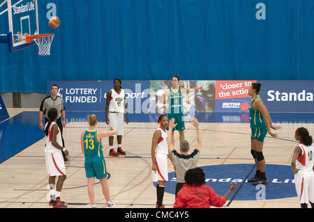 Sheffield, UK, 15. Juli 2012. Elizabeth Cambage von Australien nehmen Sie an einem kostenlosen Schuß während der Frauen bei den Olympischen 2012 Basketball warm up Spiel gegen Angola am Ponds Forge, Sheffield. Luisa Tomas, Rachel Jarry, Ngiendula Filipe, Nacissela Mauricio, Jenna O'Hea und Sonia Guadalupe beobachten. Credit: Colin Edwards/Alamy leben Nachrichten Stockfoto