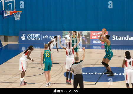 Sheffield, UK, 15. Juli 2012 Elizabeth Cambage von Australien einen Shot während der Frauen bei den Olympischen 2012 Basketball warm up Spiel gegen Angola am Ponds Forge, Sheffield. Luisa Tomas, Rachel Jarry, Ngiendula Filipe, Nacissela Mauricio, Jenna O'Hea und Sonia Guadalupe beobachten. Credit: Colin Edwards/Alamy leben Nachrichten Stockfoto