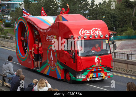 Bournemouth, UK Samstag, 14. Juli 2012. Olympischer Fackellauf in Bournemouth, UK - Coca-Cola Fahrzeug, Bestandteil der Olympische Fackel-Relais-Konvoi in Bournemouth am Samstagmorgen Stockfoto