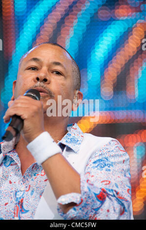 LINCOLN, CA - 14 Juli: Ralph Johnson mit Earth Wind and Fire führt auf Thunder Valley Casino Resort in Lincoln, Kalifornien am 14. Juli 2012 Stockfoto