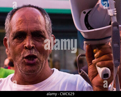 Ein soziales Demonstrant mit ein wütendes Gesicht außerhalb des Premierministers Wohnsitz. Jerusalem, Israel. 15. Juli 2012.  Soziale Wohlfahrt Aktivisten Protest folgenden Vorfall gestern in Tel-Aviv, Moshe Silman selbst in Brand, Inszenierung einer "März beleuchtet of Rage" aus einem neu errichteten Zelt-Camp im Independence Park Residenz des Premierministers, und dann Innenstadt. Stockfoto