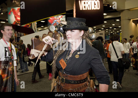 13. Juli 2012 gekleidet - San Diego, CA, USA - Fans als ihre Lieblings-Charaktere für den Jahreskongress der Comic-Con International in San Diego. (Kredit-Bild: © Daniel Knighton/ZUMAPRESS.com) Stockfoto