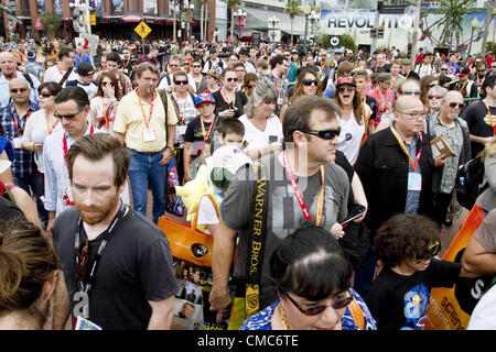 13. Juli 2012 - machen San Diego, CA, USA - Tausende von Fans ihren Weg über Harbor Drive zum Convention Center für die jährlichen San Diego Comic-Con International 2012, die jedes Jahr im Juli stattfindet. (Kredit-Bild: © Daniel Knighton/ZUMAPRESS.com) Stockfoto