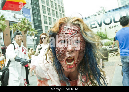 13. Juli 2012 gekleidet - San Diego, CA, USA - Fans als ihre Lieblings-Charaktere für den Jahreskongress der Comic-Con International in San Diego. (Kredit-Bild: © Daniel Knighton/ZUMAPRESS.com) Stockfoto