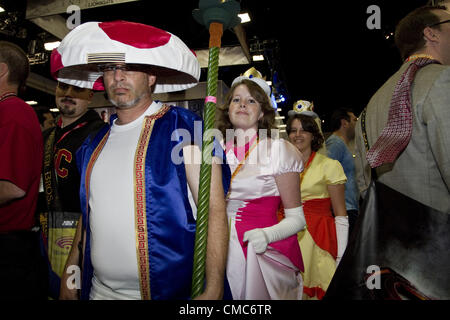 13. Juli 2012 gekleidet - San Diego, CA, USA - Fans als ihre Lieblings-Charaktere für den Jahreskongress der Comic-Con International in San Diego. (Kredit-Bild: © Daniel Knighton/ZUMAPRESS.com) Stockfoto