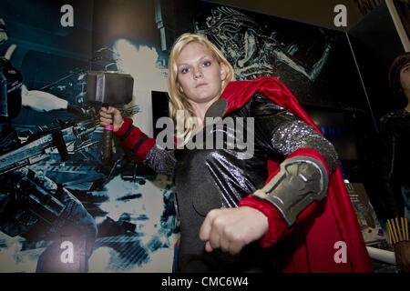 13. Juli 2012 gekleidet - San Diego, CA, USA - Fans als ihre Lieblings-Charaktere für den Jahreskongress der Comic-Con International in San Diego. (Kredit-Bild: © Daniel Knighton/ZUMAPRESS.com) Stockfoto