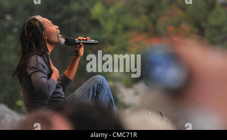 Sänger Bobby McFerrin führt beim internationalen Festival der Farben von Ostrava, Tschechische Republik, Freitag, 13. Juli 2012. (Foto/Jaroslav Ozana CTK) Stockfoto