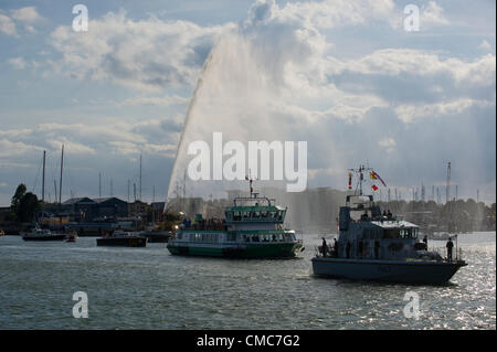 Tausende von Menschen versammeln sich in Portsmouth, die Olympische Fackel zu begrüßen, da sie den Hafen von Gosport auf der Gosport Fähre durchquert und bei den Historic Dockyard auf 58. Tag des Olympischen Fackellaufs kommt Stockfoto