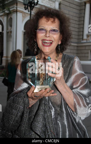 13. Juli 2012 - Odessa, Russland - Juli 13,2012. Odessa, Ukraine. Im Bild: Legendäre italienische Schauspielerin Claudia Cardinale - ein besonderer Gast auf dem Odessa International Film Festival mit dem â €œGolden Dukeâ€ Preis des Festivals, den Lifetime Achievement Award, Claudia Cardinale. (Kredit-Bild: © PhotoXpress/ZUMAPRESS.com) Stockfoto