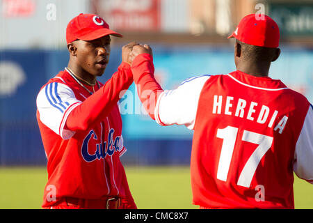 HAARLEM, NIEDERLANDE, 15.07.2012. Feldspieler Rusney Castillo (links) und Guillermo Heredia Molina (rechts) von Kuba Team vor dem Spiel gegen die USA bei den Haarlem Baseball Woche 2012. Stockfoto