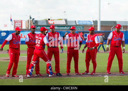 HAARLEM, NIEDERLANDE, 15.07.2012. Catcher Frank Morejón (Nr. 45, Kuba) grüßt seine Teammitglieder vor dem Spiel gegen die USA bei den Haarlem Baseball Woche 2012. Stockfoto