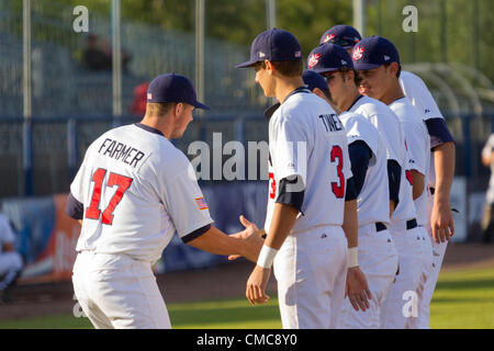 HAARLEM, NIEDERLANDE, 15.07.2012. Infielder Kyle Farmer (links, USA) grüßt seine Teammitglieder vor dem Spiel gegen Kuba auf der Haarlem Baseball Woche 2012. Stockfoto