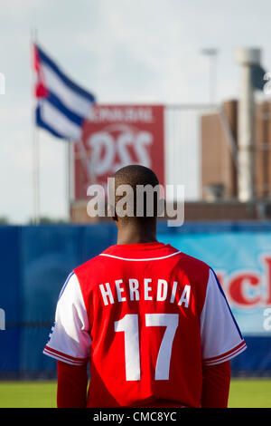 HAARLEM, NIEDERLANDE, 15.07.2012. Outfielder Guillermo Heredia Molina Team Kuba hört die Hymne und befasst sich mit der kubanischen Flagge vor dem Spiel gegen die USA bei den Haarlem Baseball Woche 2012. Stockfoto