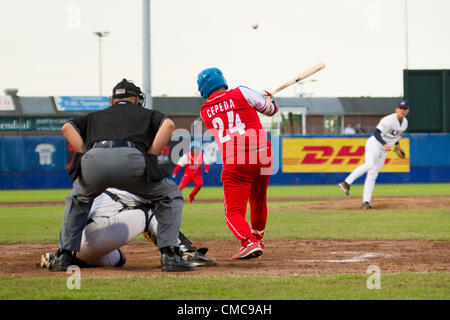 HAARLEM, NIEDERLANDE, 15.07.2012. Outfielder Frederich Cepeda Team Cuba an bat bei Haarlem Baseball Woche 2012. Stockfoto