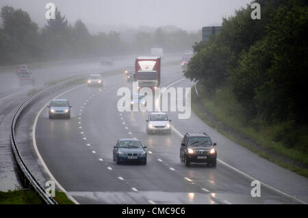 Bridgend - UK 16. Juli 2012: Autofahrer auf der Autobahn M4 in Bridgend heute in strömendem Regen in der Mitte einen britischen Sommer. Stockfoto