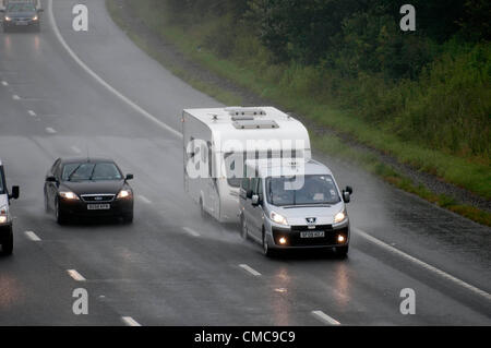 Bridgend - UK 16. Juli 2012: Abschleppen eine Karawane auf der M4-Autobahn in Bridgend heute fahren Autofahrer Regen mitten im britischen Sommer. Stockfoto