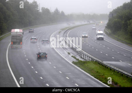 Bridgend - UK 16. Juli 2012: Autofahrer auf der Autobahn M4 in Bridgend heute in strömendem Regen in der Mitte einen britischen Sommer. Stockfoto