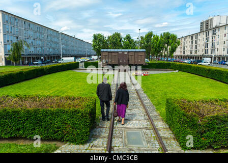 Drancy, Frankreich, Shoah Memorial in Vororten, Camp Drancy, Abhaltung, wo im Zweiten Weltkrieg, Nazi-Deportationen von Juden und anderen Ausländern, 1941, in deutsche Vernichtungslager, Paare besuchen Gedächtniszug, Diskriminierung, nie vergessen Verfolgung von juden in europa, Geschichte nazismus juden frankreich, Holocaust juden zweiten weltkrieg, Deportationszüge Stockfoto