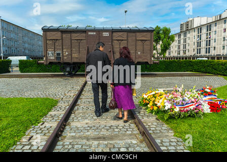 Drancy, Frankreich, Shoah Memorial in Vororten, Camp Drancy, Veranstaltungsort, wo im Zweiten Weltkrieg, Nazi-Deportationen von Juden und anderen Ausländern, 1941, in deutsche Vernichtungslager stattfanden, Paar besuchte Gedächtniszug, Diskriminierung, nie vergessen Verfolgung von juden in europa, Geschichte juden frankreich, Holocaust juden zweiten weltkrieg, Deportationszüge Stockfoto