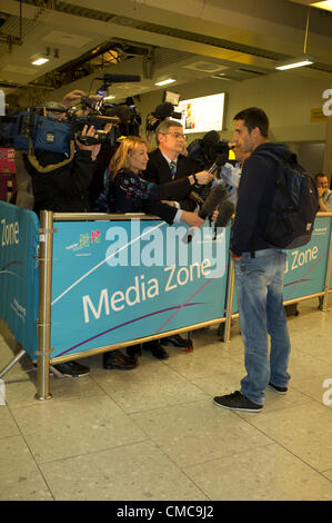 16. Juli 2012. Heathrow-London UK. Sportler und Funktionäre beginnen für die Olympischen Spiele in London am Flughafen Heathrow ankommen. Ein französischer Athlet wird von Journalisten der Presse interviewt. Stockfoto
