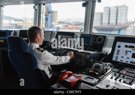 Belfast, 16.07.2012 - Offizier an der Spitze der HMS Dragon Stockfoto