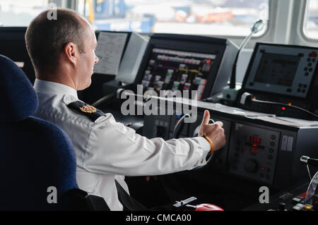 Belfast, 16.07.2012 - Offizier an der Spitze der HMS Dragon Stockfoto