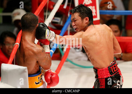 (L, R)   Sonny Boy Jaro (PHI), Toshiyuki Igarashi (JPN), 16. Juli 2012 - Boxen: Toshiyuki Igarashi Japan Hits gegen Sonny Boy Jaro der Philippinen während der WBC Fly Gewicht Titelkampf am Winghat Kasukabe, Saitama, Japan. Toshiyuki Igarashi Japan gewann den Kampf nach Punkten nach 12. Runden. (Foto von Yusuke Nakanishi/AFLO SPORT) [1090] Stockfoto