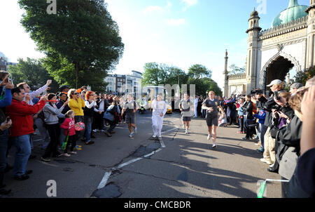 Brighton, UK. 17. Juli 2012. Das Olympische Fackel-Relais erfolgt durch Brighton Vormittag vorbei an der Royal Pavilion Stockfoto