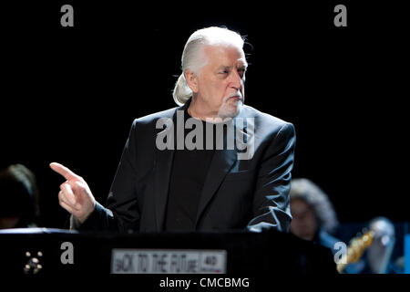 20. April 2011 - Moskau, Russland - Deep Purple Star Jon Lord hat starb im Alter von 71... Bild: April 20,2011. Moskau, Russland. Englischer Komponist und Pianist Jon Lord mit Moskauer Sinfonieorchester durchführen. (Kredit-Bild: © PhotoXpress/ZUMAPRESS.com) Stockfoto