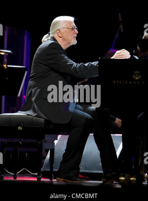 20. April 2011 - Moskau, Russland - Deep Purple Star Jon Lord hat starb im Alter von 71... Bild: April 20,2011. Moskau, Russland. Englischer Komponist und Pianist Jon Lord mit Moskauer Sinfonieorchester durchführen. (Kredit-Bild: © PhotoXpress/ZUMAPRESS.com) Stockfoto