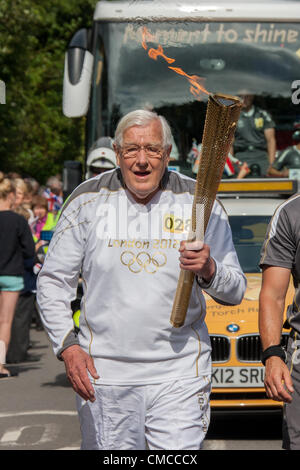 Copthorne, West Sussex, UK. 17. Juli 2012. Getragen wird die Olympische Fackel durch Copthorne von Derek Day. Derek spielte in der Großbritannien-Eishockey-Team, das Bronzemedaille bei den Olympischen Spielen 1952 gewann. Damals gab es nur 11 Medaillen vergeben und so verpasst er und eines der anderen Gruppenmitglieder erhalten eine Medaille. In Partnerschaft mit der BOA, GB Hockey in der Lage, hier Abhilfe zu schaffen wurde im Jahr 2010 erhielt er eine Medaille von der ursprünglichen Besetzung gemacht. Stockfoto