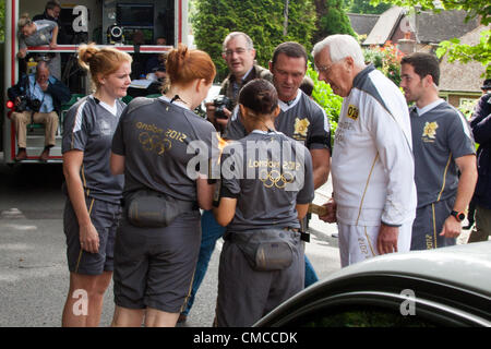 Copthorne, West Sussex, UK. 17. Juli 2012. Getragen wird die Olympische Fackel durch Copthorne von Derek Day. Derek spielte in der Großbritannien-Eishockey-Team, das Bronzemedaille bei den Olympischen Spielen 1952 gewann. Damals gab es nur 11 Medaillen vergeben und so verpasst er und eines der anderen Gruppenmitglieder erhalten eine Medaille. In Partnerschaft mit der BOA, GB Hockey in der Lage, hier Abhilfe zu schaffen wurde im Jahr 2010 erhielt er eine Medaille von der ursprünglichen Besetzung gemacht. Stockfoto