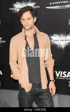 Penn Badgley im Ankunftsbereich für die DARK KNIGHT RISES Premiere, AMC Loews Lincoln Square Theater, New York, NY 16. Juli 2012. Foto von: Kristin Callahan/Everett Collection Stockfoto