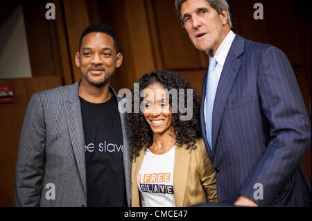 17. Juli 2012 - kommt Washington, District Of Columbia, USA - JADA PINKETT SMITH, Schauspielerin und Fürsprecher für Don't verkaufen Körper, zusammen mit ihrem Ehemann Schauspieler WILL SMITH und Sentator JOHN KERRY (D -MA), bevor sie vor dem Senate Foreign Relations Committee über '' die nächsten zehn Jahre in the kämpfen gegen menschliche Menschenhandel: Angriff auf the Problem mit the Recht Werkzeuge '' auf dem Capitol Hill am Dienstag zu bezeugen. (Bild Kredit: Pete Marovich/ZUMAPRESS.com ©) Stockfoto