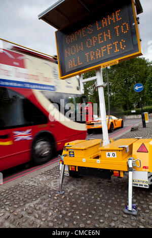 Ein in der Nähe von Hyde Park Corner, Londoner Olympischen Spiele Lane-Sign.  Taxifahrer London schwarz statt Protest heute für das Recht auf die Olympischen Spiele Fahrspuren benutzen die Teil von London 2012 Olympische Strecke Netzwerk (ORN) sind.  Elektronische Schildern wie die abgebildete informieren Fahrer, ob die Olympischen Spiele-Bahnen nichtolympischen Verkehr geöffnet oder geschlossen sind. London, Großbritannien 17. Juli 2012.  Foto von Sam Barnes. Stockfoto