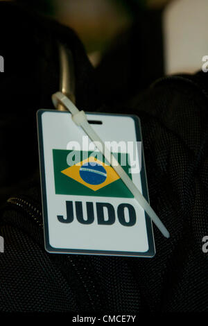 17. Juli 2012.  London Heathrow, Vereinigtes Königreich.  Olympische Konkurrenten und Beamten kommen an Terminals des Flughafens Heathrow. Kofferanhänger von Brasilien Olympische Judo-Team. Stockfoto