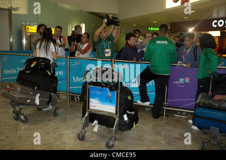 17. Juli 2012.  London Heathrow, Vereinigtes Königreich.  Olympische Konkurrenten und Beamten kommen an Terminals des Flughafens Heathrow. Konkurrenten der Brasilien-Olympiamannschaft geben Interviews zu den brasilianischen Medien und Presse. Stockfoto