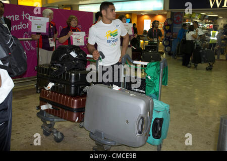 17. Juli 2012.  London Heathrow, Vereinigtes Königreich.  Olympische Konkurrenten und Beamten kommen an Terminals des Flughafens Heathrow. Ein männlicher Konkurrent von Brasilien Olympische Judo-Team. Stockfoto