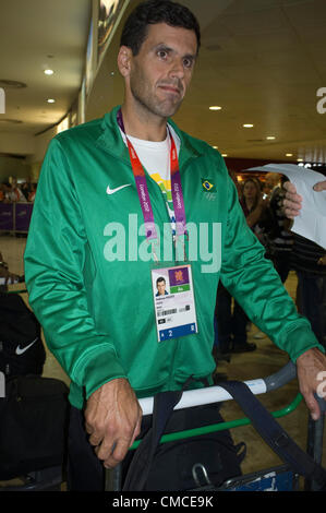 17. Juli 2012.  London Heathrow, Vereinigtes Königreich.  Olympische Konkurrenten und Beamten kommen an Terminals des Flughafens Heathrow. Ein männlicher Konkurrent von Brasilien Olympic Rowing Team. Stockfoto