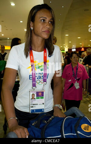 17. Juli 2012.  London Heathrow, Vereinigtes Königreich.  Olympische Konkurrenten und Beamten kommen an Terminals des Flughafens Heathrow. Eine weibliche Konkurrent von Brasilien Olympic Rowing Team. Stockfoto