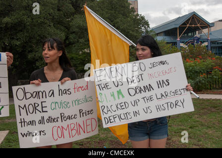 17. Juli 2012 San Antonio, Texas, USA - Frauen von "We Are Change" protestieren vor dem Convention Center, wo Präsident Obama eine Spendenaktion Mittagessen hatte. Stockfoto