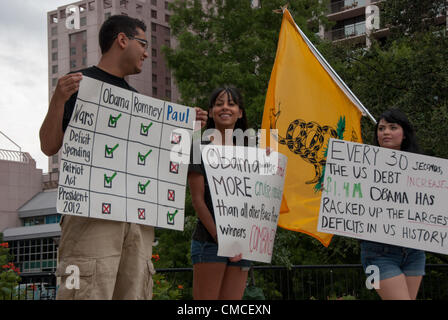 17. Juli 2012 San Antonio, Texas, USA - Menschen aus "We Are Change" protestieren vor dem Convention Center, wo Präsident Obama eine Spendenaktion Mittagessen hatte. Stockfoto