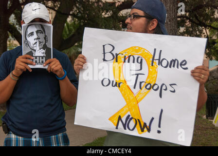 17. Juli 2012 San Antonio, Texas, USA - Menschen aus "We Are Change" protestieren vor dem Convention Center, wo Präsident Obama eine Spendenaktion Mittagessen hatte. Stockfoto