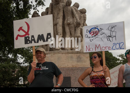 17. Juli 2012 San Antonio, Texas, USA - Menschen aus "We Are Change" protestieren vor dem Convention Center, wo Präsident Obama eine Spendenaktion Mittagessen hatte. Stockfoto